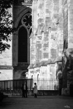 Couple walking behind the cathedral of Reims