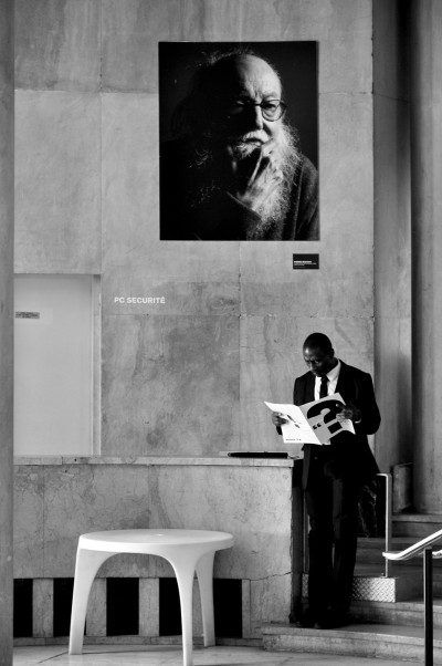 Colored male reading in Musée d'Art Moderne, Paris
